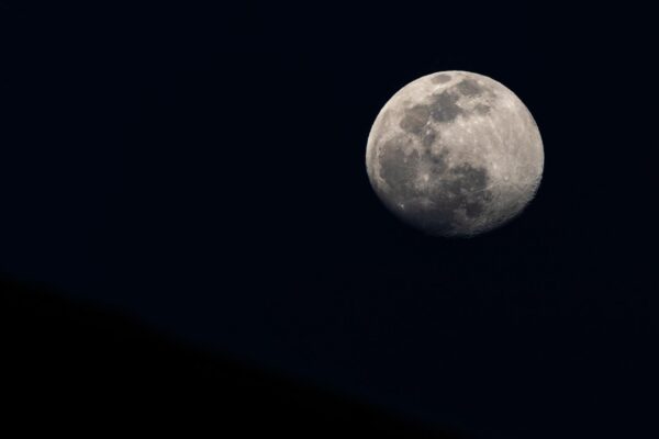 Lua minguante hoje marca a reta final do ciclo lunar (Imagem: Getty Images/ Canva Pro)