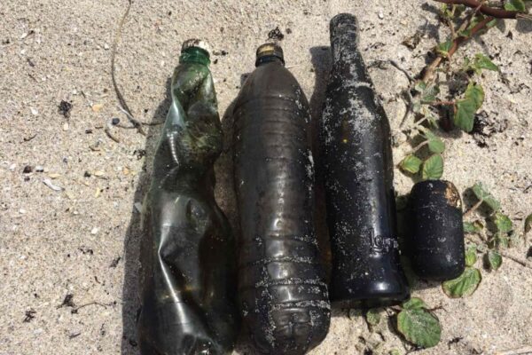 Plástico transporta petróleo por milhares de quilômetros no oceano (Imagem: Adaptado de Environmental Science & Technology 2026)