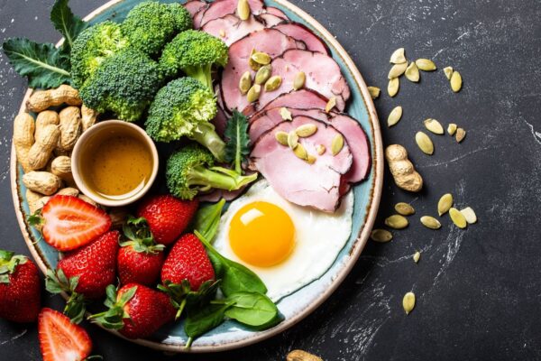 Dieta cetogênica pode afetar o fígado a longo prazo. (Foto: Olenya Romenko via Canva)