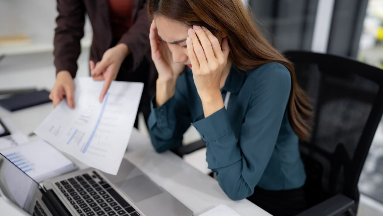 Saúde mental passa a ser risco ocupacional obrigatório. (Foto: Indypendenz via Canva)