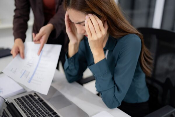 Saúde mental passa a ser risco ocupacional obrigatório. (Foto: Indypendenz via Canva)