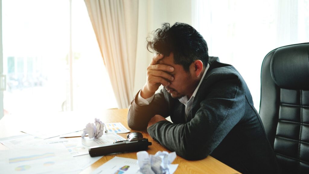 Empresas terão que mapear riscos psicológicos no trabalho. (Foto: Patcharin via Canva)