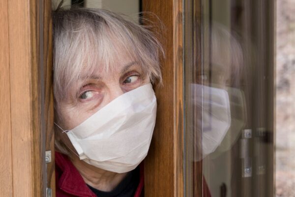 Estudo compara sintomas neurológicos da COVID longa. (Foto: Getty Images via Canva)