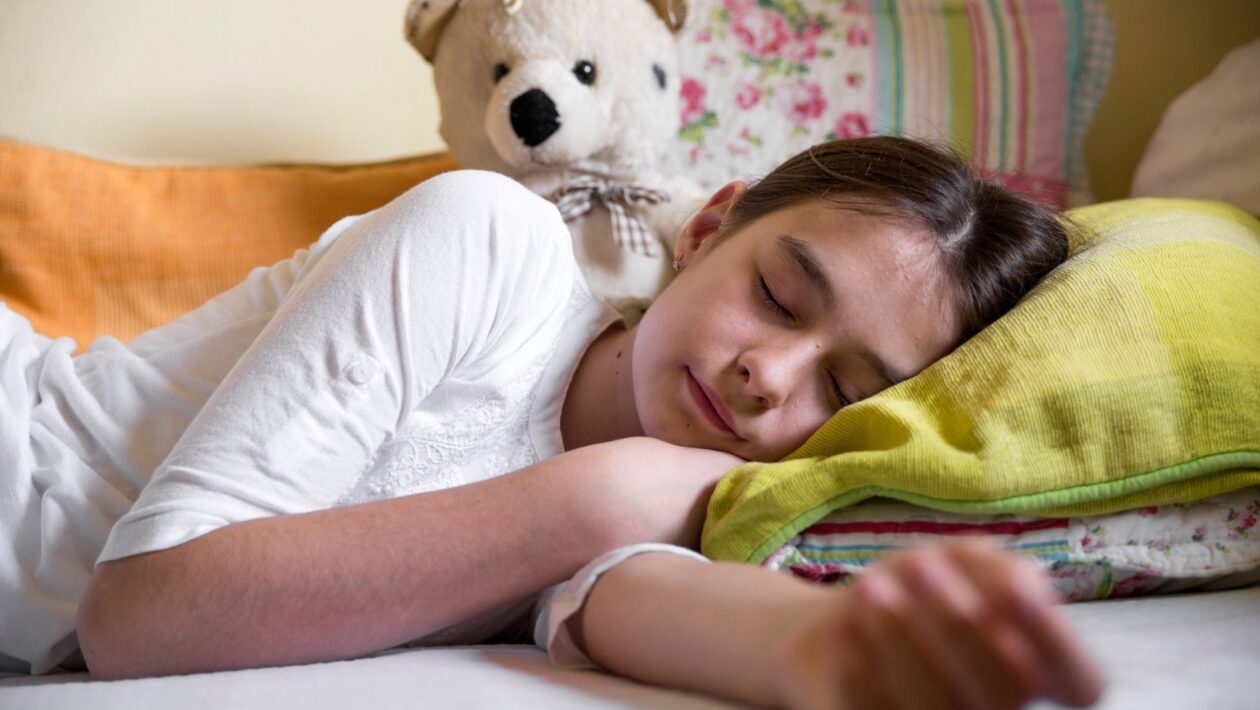 Dormir mais nos fins de semana reduz risco de depressão. (Foto: Getty Images via Canva)