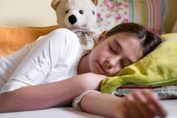 Dormir mais nos fins de semana reduz risco de depressão. (Foto: Getty Images via Canva)