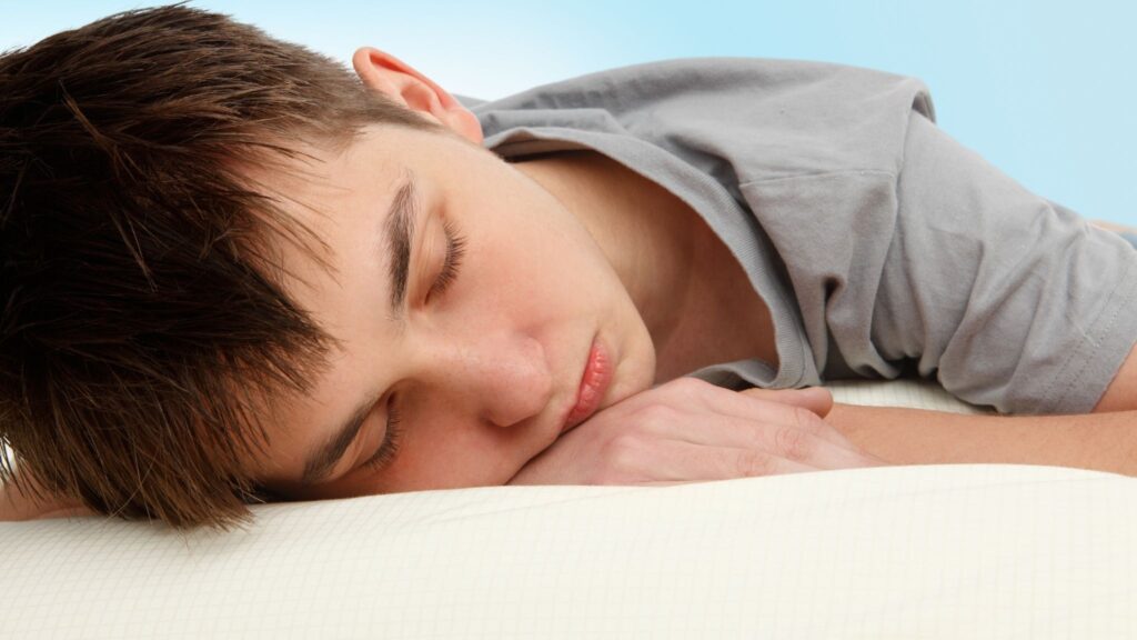 Recuperar horas de sono ajuda memória e bem-estar mental. (Foto: Lovleah via Canva)