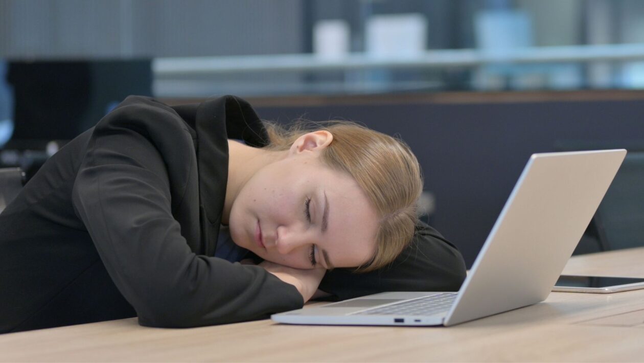 Sono irregular afeta foco e produtividade no trabalho. (Foto: Getty Images via Canva)