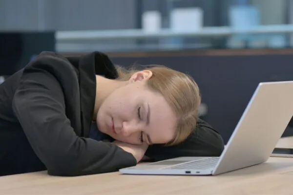 Sono irregular afeta foco e produtividade no trabalho. (Foto: Getty Images via Canva)
