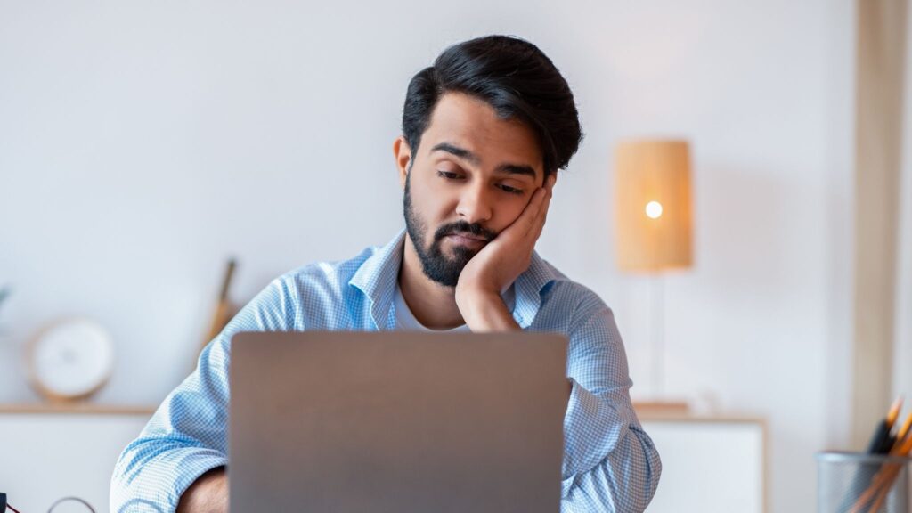 Compensar sono no fim de semana não evita prejuízos. (Foto: Prostock-studio via Canva)