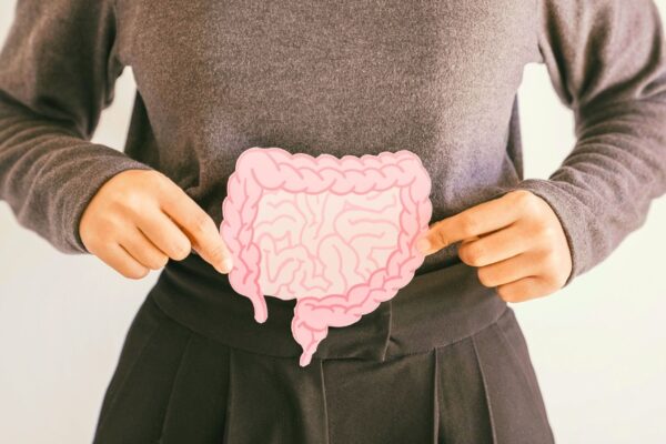 Intestino pode sofrer danos silenciosos por químicos diários. (Foto: Getty Images via Canva)