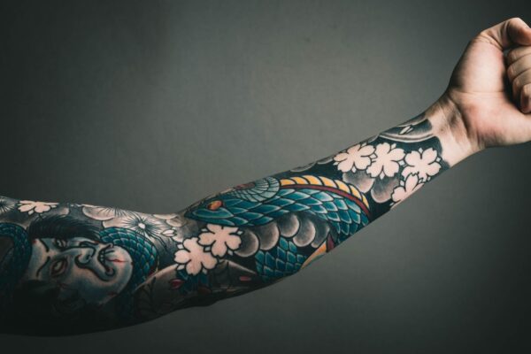 Tinta de tatuagem pode migrar da pele para o organismo. (Foto: Pexels via Canva)