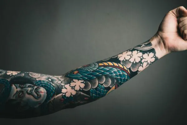 Tinta de tatuagem pode migrar da pele para o organismo. (Foto: Pexels via Canva)