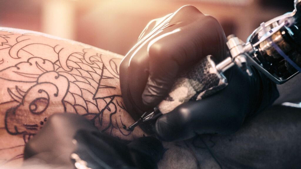 Tatuagens grandes estão associadas a riscos mais elevados. (Foto: Getty Images via Canva)
