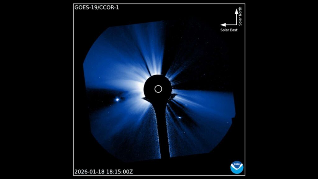 Ejeção de massa coronal X1,9 forma halo completo; Vênus, Mercúrio e Marte aparecem claramente no céu. (Imagem: Centro de Previsão do Clima Espacial da NOAA)
