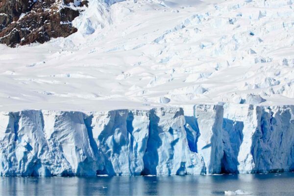 Terremotos ocultos no gelo revelam instabilidade na Antártida (Imagem: Getty Images/ Canva Pro)