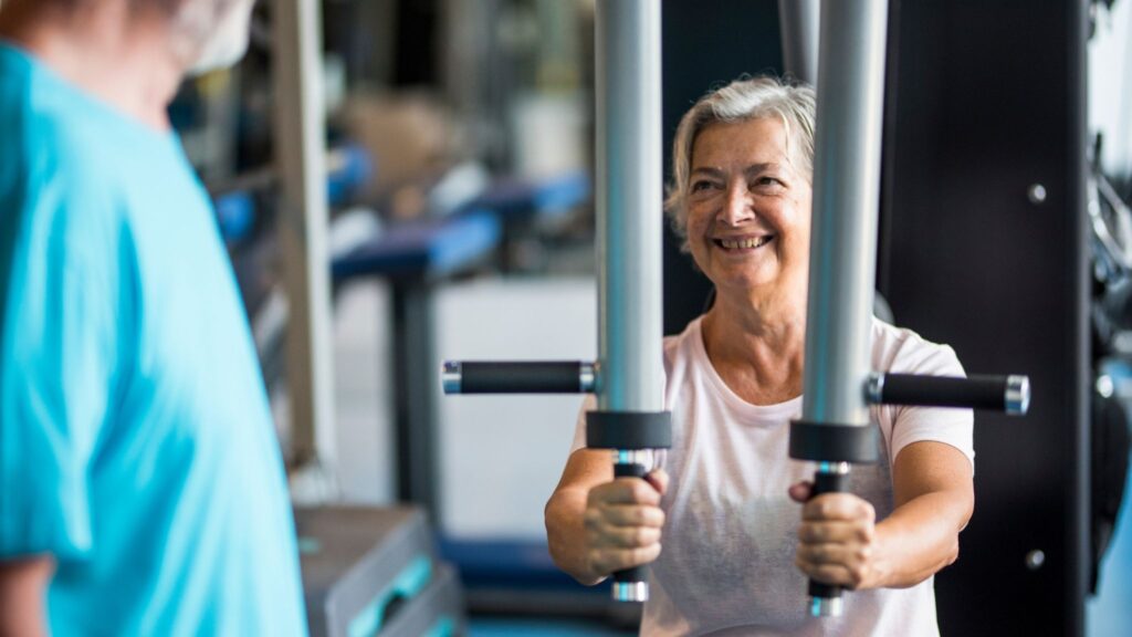 Uma sessão semanal de força já faz diferença na terceira idade. (Foto: Perfectwave via Canva)