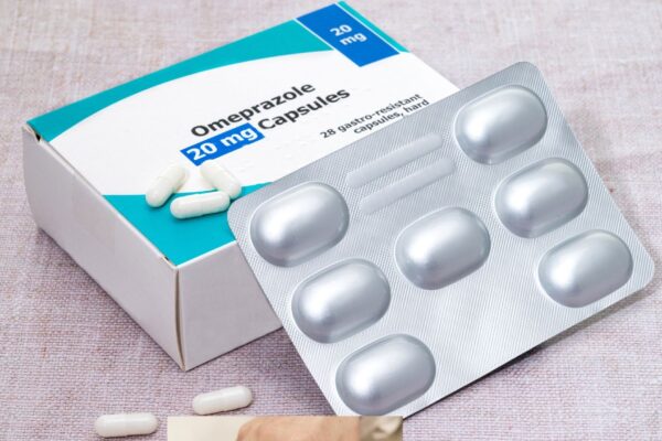 Uso prolongado de omeprazol pode alterar minerais essenciais. (Foto: Getty Images via Canva)