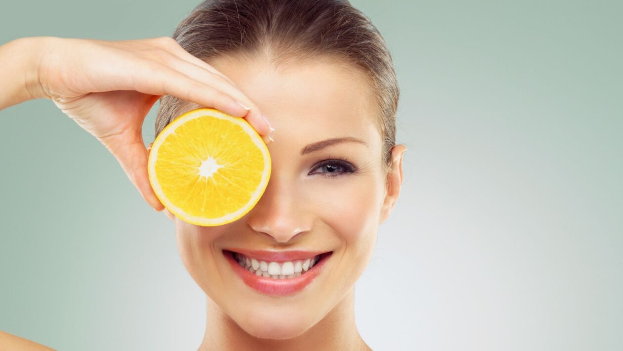 Vitamina C da dieta alcança todas as camadas da pele. (Foto: Getty Images via Canva)