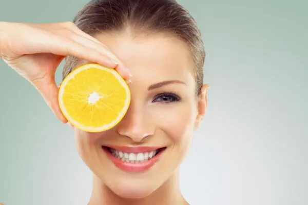 Vitamina C da dieta alcança todas as camadas da pele. (Foto: Getty Images via Canva)