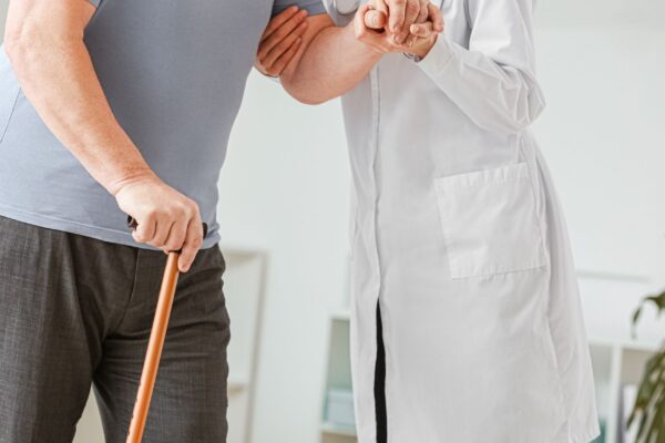 Ensaios clínicos nos EUA testam tratamento inovador. (Foto: Pixelshot via Canva)