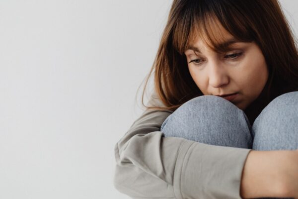 Sintomas depressivos podem sinalizar risco neurológico. (Foto: Pexels via Canva)