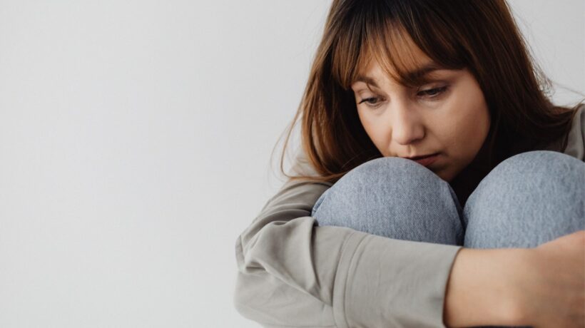 Sintomas depressivos podem sinalizar risco neurológico. (Foto: Pexels via Canva)