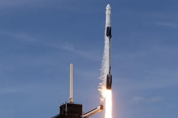 Falha em missão Starlink paralisa lançamentos do Falcon 9 (Imagem: NASA/Joel Kowsky)