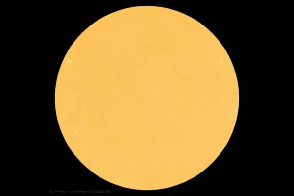 Sol totalmente livre de manchas registrado em fevereiro de 2026 (Imagem: Cortesia da NASA/SDO e das equipes científicas da AIA, EVE e HMI)