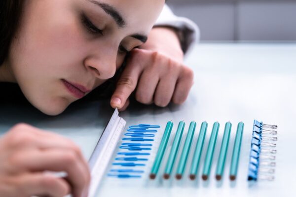 Inflamação cerebral pode gerar ações repetitivas conscientes. (Foto: Getty Images via Canva)