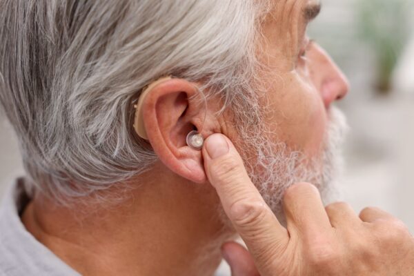 Tratar audição pode proteger o cérebro. (Foto: Africa Images via Canva)