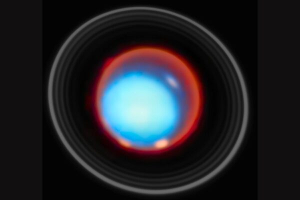 Duas auroras intensas surgiram próximas aos polos magnéticos de Urano, com menor densidade iônica intermediária (Imagem: ESA/Webb, NASA, CSA, STScI, P. Tiranti, H. Melin, M. Zamani)