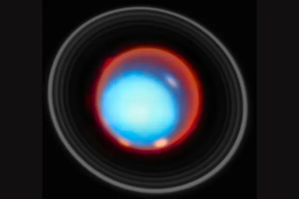 Duas auroras intensas surgiram próximas aos polos magnéticos de Urano, com menor densidade iônica intermediária (Imagem: ESA/Webb, NASA, CSA, STScI, P. Tiranti, H. Melin, M. Zamani)