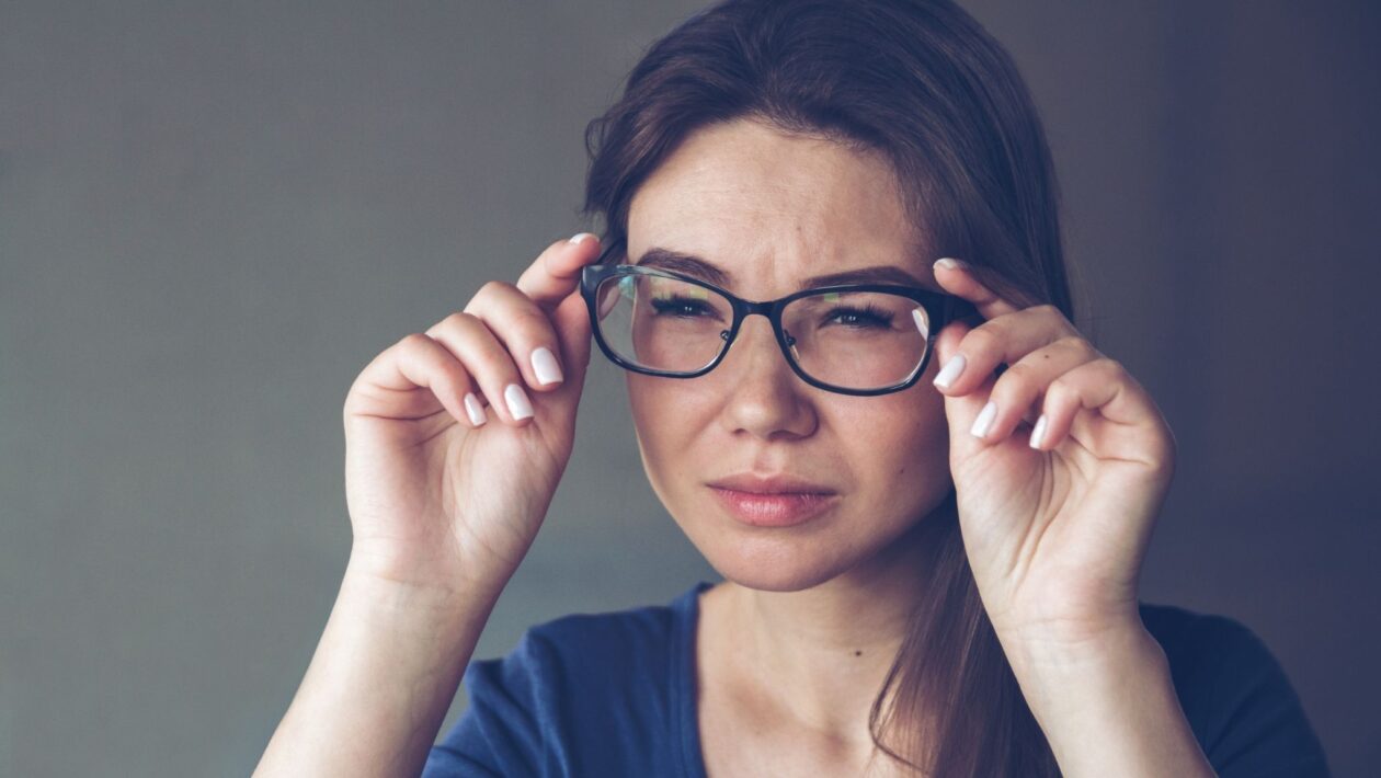 Ambientes escuros favorecem esforço visual prolongado. (Foto: Getty Images via Canva)