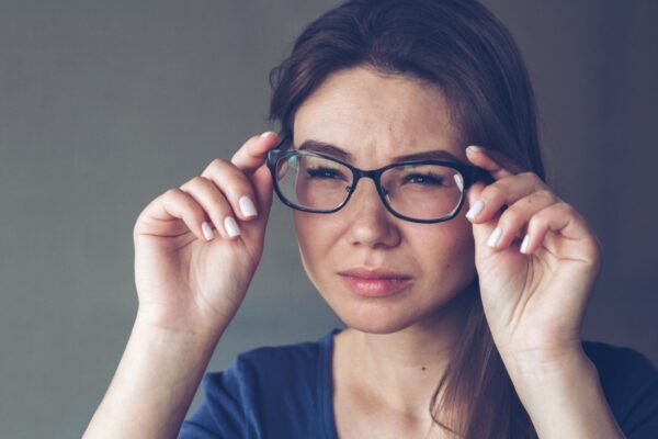 Ambientes escuros favorecem esforço visual prolongado. (Foto: Getty Images via Canva)