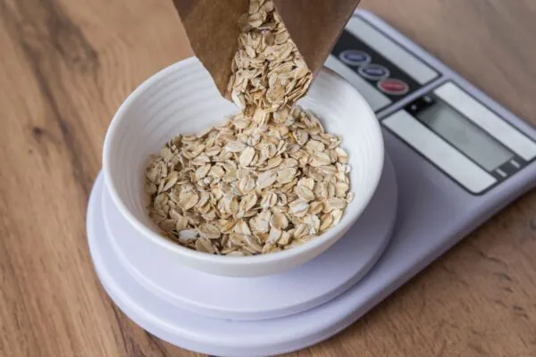 Aveia por 2 dias reduz colesterol LDL em estudo clínico. (Foto: Victoria Vakulyuk via Canva)