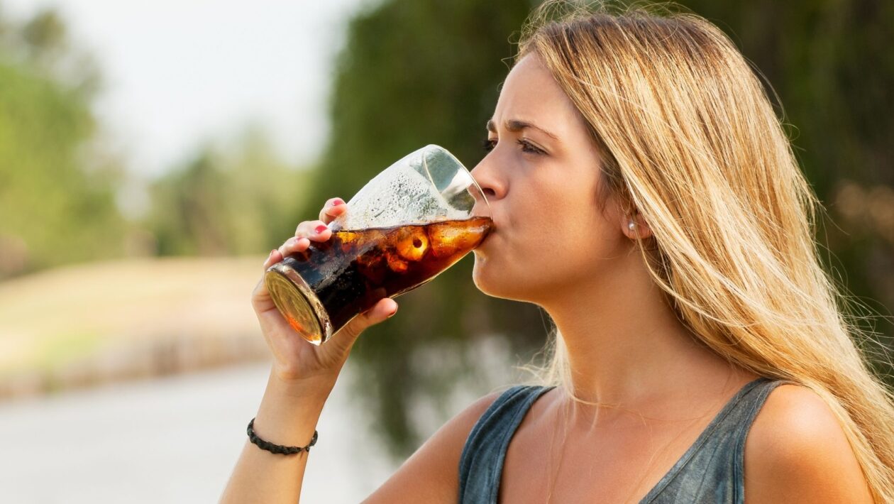 Açúcar líquido pode influenciar emoções na adolescência. (Foto: Gaby Campo's Images via Canva)