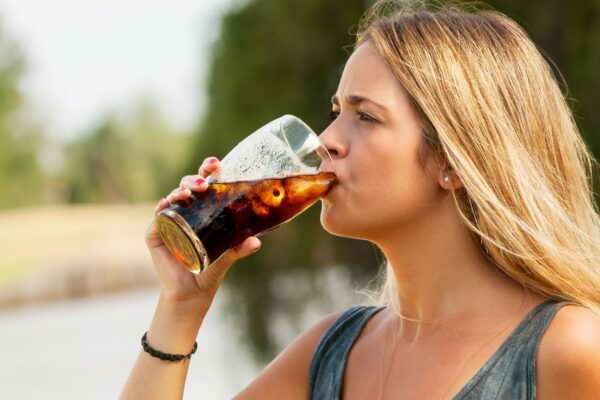 Açúcar líquido pode influenciar emoções na adolescência. (Foto: Gaby Campo's Images via Canva)