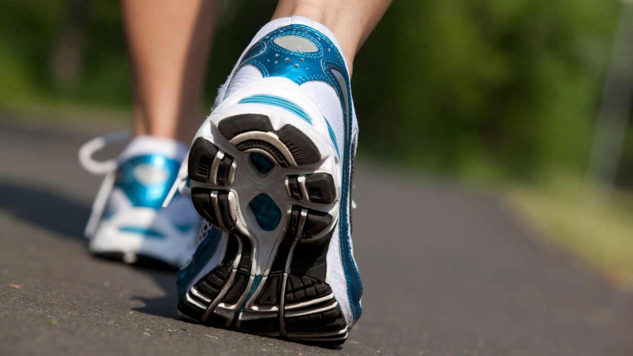 Caminhar após comer reduz picos de glicose no sangue. (Foto: Getty Images via Canva)