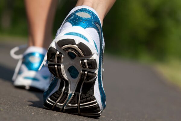 Caminhar após comer reduz picos de glicose no sangue. (Foto: Getty Images via Canva)