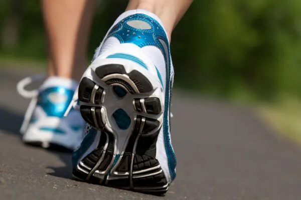 Caminhar após comer reduz picos de glicose no sangue. (Foto: Getty Images via Canva)