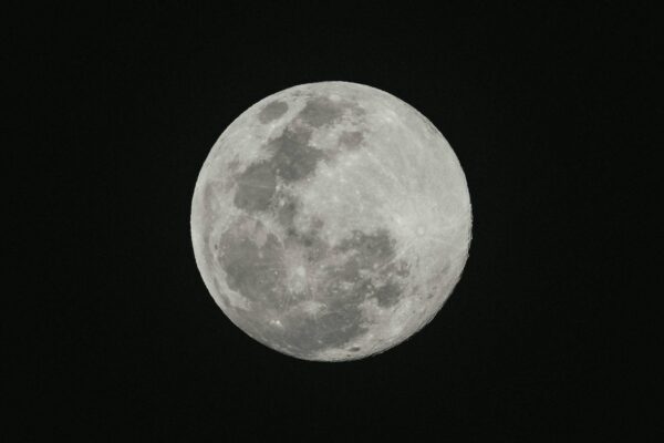 Rochas da Apollo revelam picos raros de magnetismo (Imagem: Pexels via Canva)