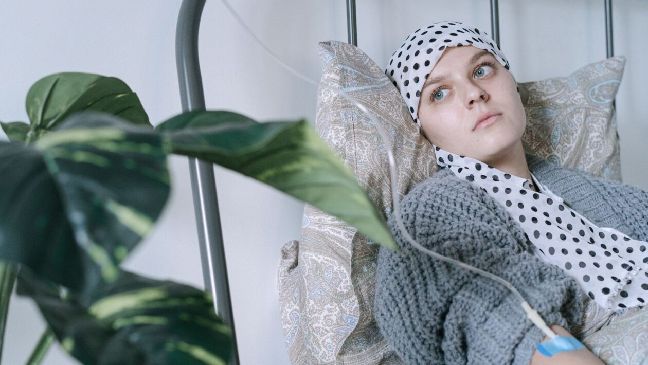 Aumento de câncer em jovens preocupa pesquisadores. (Foto: Pexels via Canva)