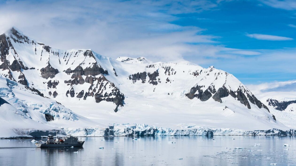 Antártida pode enfrentar mudanças irreversíveis até 2100 (Imagem: Getty Images via Canva)