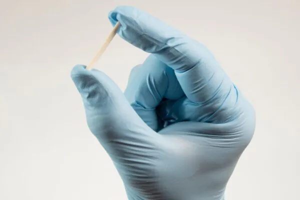 Chip hormonal é vetado por falta de aprovação. (Foto: Getty Images via Canva)
