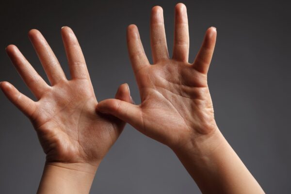 Seus dedos podem revelar como o cérebro humano evoluiu (Imagem: Getty Images via Canva)