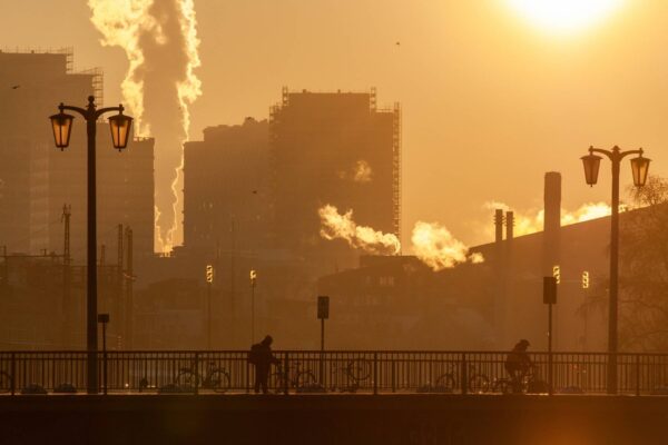 Luz solar pode eliminar os “químicos eternos” (Imagem: Pixabay via Canva)