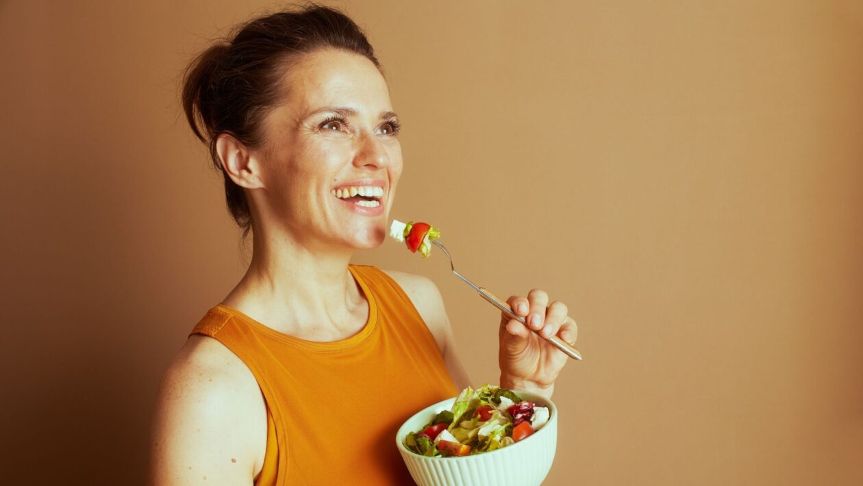 Alimentação saudável prolonga a vida na meia-idade. (Foto: Alliance Images via Canva)