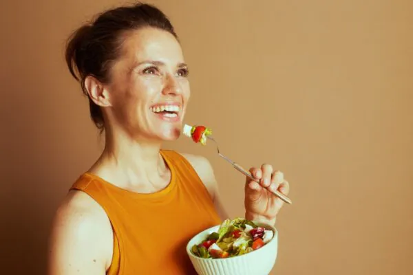 Alimentação saudável prolonga a vida na meia-idade. (Foto: Alliance Images via Canva)