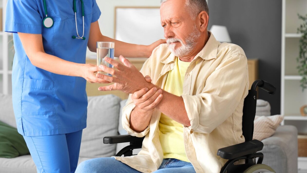 Envelhecimento impulsiona crescimento do Parkinson no Brasil. (Foto: Pixelshot Canva)