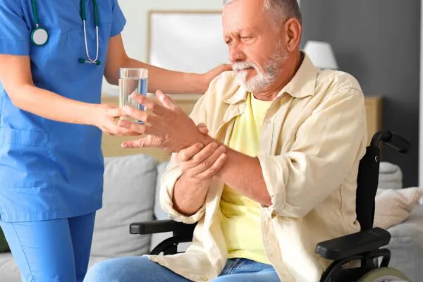 Envelhecimento impulsiona crescimento do Parkinson no Brasil. (Foto: Pixelshot Canva)